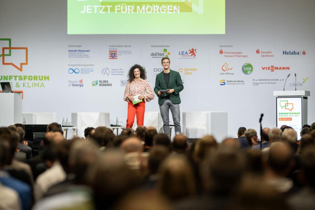 Julius Neumann als Moderator beim Zukunftsforum Energie & Klima auf der Bühne in Kassel.